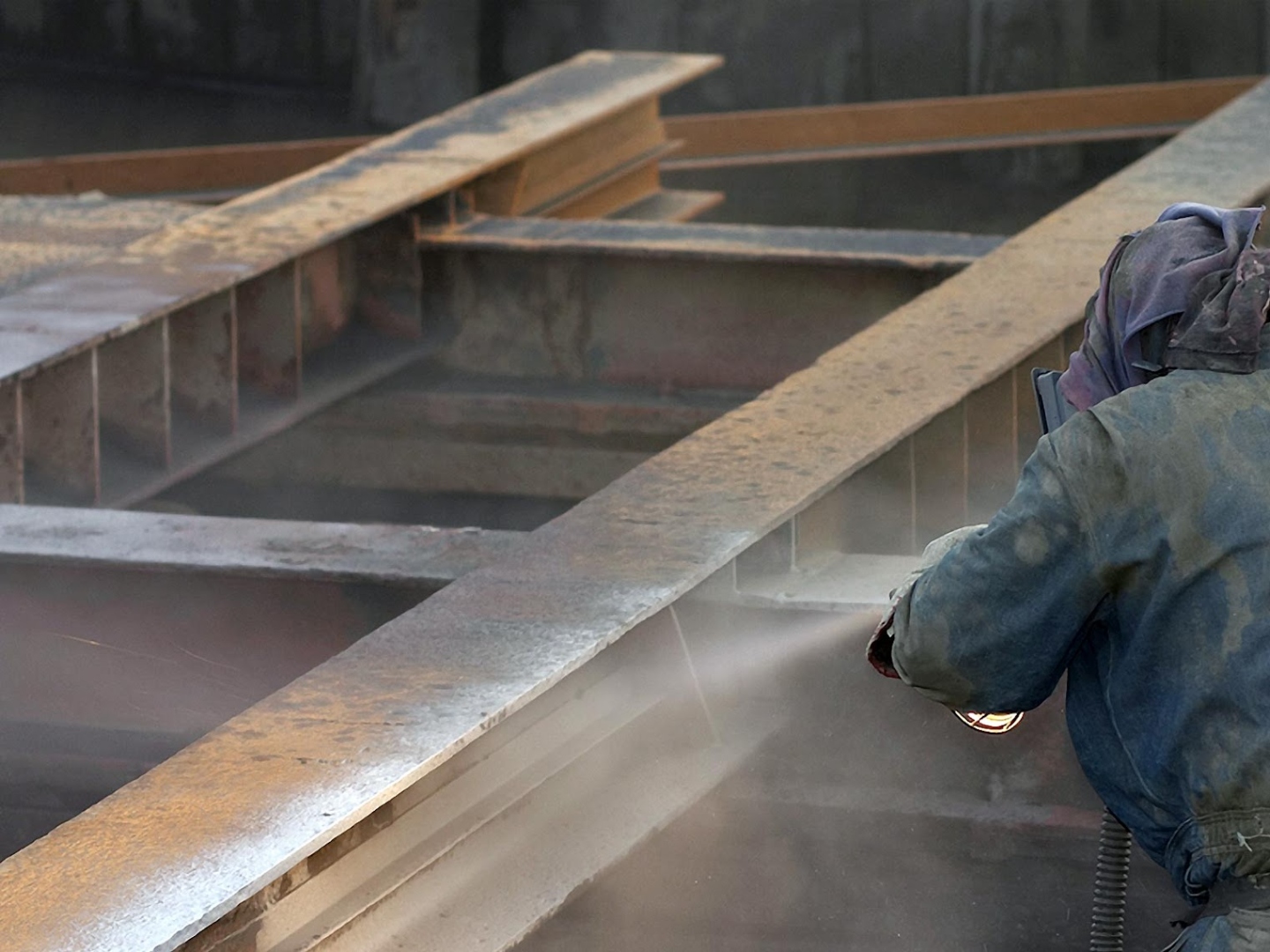 Steel surface sandblasting
